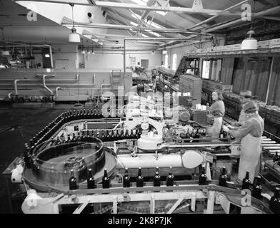 Oslo 1951. Brasseries à Oslo en 1951. Voici l'un des processus de travail où les étiquettes sont apposées sur les bouteilles de bière. La machine est utilisée par des femmes. Photo: Sverre A. Børretzen / actuel / NTB Banque D'Images