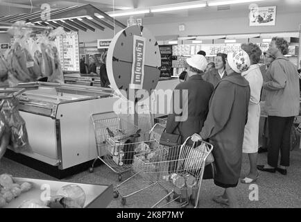 Oslo 19640912 « la bataille de la femme au foyer » la guerre des prix n'est pas effrayante! Cela ne signifie qu'une vive concurrence pour les couronnes que les consommateurs ont à leur disposition. Dans de nombreuses industries, c'est une guerre des prix. Finalement, elle a atteint l'industrie alimentaire, où il est si intensément qu'Oslo fait l'expérience de la lutte pour la femme au foyer. Femmes avec des chariots. Photo; Aage Storløkken / Ivar Aaserud / actuel / NTB Banque D'Images