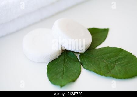 Bordure de savon faite à la main. Produits de spa. Produits de bien-être et cosmétiques. Produits de bain pour les soins du spa savon sur fond blanc Banque D'Images