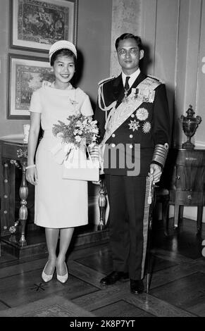 Oslo 19600919. Visite d'État/visite publique. Le roi Olav est visité par le roi Adulayadej Bhumibol par la Thaïlande et la reine Sirikit. Ici le couple royal thaïlandais dans le public au château. Les deux ensemble. Photo: NTB / NTB Banque D'Images