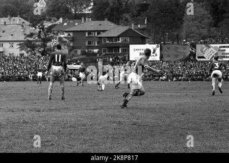 Bergen, 19631013 SK Fire - Vålerenga 3-1 SK Fire est devenu champion de la série en 1963. Ici du match où le championnat a été assuré. Bjørn Oddmar Andersen en a marqué deux et Leif Amundsen un. Feu Roald Jensen 'Kniksen', au milieu de la photo. Photo: Sverre A. Børretzen / actuel / NTB Banque D'Images