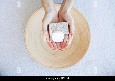 Bordure de savon faite à la main. Produits de spa. Produits de bien-être et cosmétiques. Produits de bain pour les soins du spa savon sur fond blanc Banque D'Images