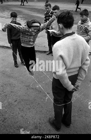 Oslo 196404 les enfants de Marienlyst à Oslo sautent en tricot, garçons et filles. Etud. mag. Espèces. Åse Astrup (Åse Enerstvedt) recueille des matériaux pour une maîtrise sur les jouets d'extérieur norvégiens pour enfants, comme le premier dans le pays. Photo Sverre A. Børretzen / actuel / NTB Banque D'Images