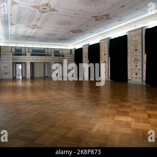 Oslo 1965: Intérieur de la grande salle à manger dans le Château Royal. Les décorations Pompeian sur les murs et les toits sont de Wergmann et Thomsen. Le hall de 300 m² peut être couvert pour 228 personnes. Orchestre tribune en arrière-plan. Photo: Erik Thorberg NTB / NTB Banque D'Images