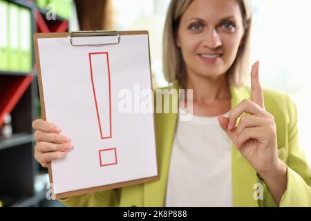 Femme tenant le presse-papiers avec un point d'exclamation rouge Banque D'Images