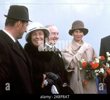 Oslo 19760330. La princesse de la Couronne Sonja baptise les nouveaux navires de la ligne Jahre 'Prince de la Couronne Harald'. Voici la princesse de la Couronne Sonja avec le propriétaire du navire Jørgen Jahre (au milieu) sous le baptême le prince héritier Harald avec chapeau (t.v.) et Mme Jahre?. Photo: Svein Hammerstad NTB / NTB Banque D'Images