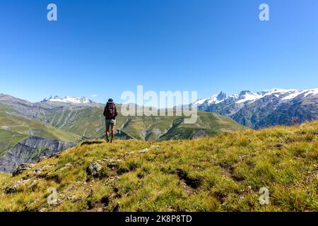 Femme regardant les crêtes d'Aiguilles d'Arves et le célèbre glacier la Meije en été, Alpes, France, Europe Banque D'Images