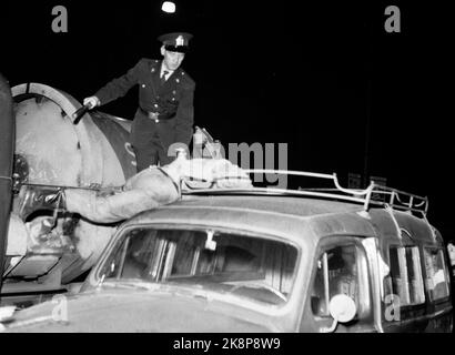 Oslo 19560920. Émeutes après la projection du film 'Rock Around the Clock' qui contenait la mélodie du même nom, dans le cinéma du centre. Des centaines de jeunes font du bruit dans le centre, des émeutes de rochers. Voici un jeune qui est pris en charge par la police après avoir fait monter une voiture au cinéma. Photo: Archives NTB / NTB Banque D'Images