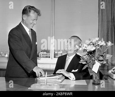 Oslo 19651012. Changement de gouvernement. Le gouvernement Gerhardsen prend sa retraite et le gouvernement Borten prend la relève. Ici changement dans le ministère de la Défense. Otto Grieg Tidemand (TH) prend la relève de Gudmund Harlem, ministre de la Défense. Photo: NTB / NTB Banque D'Images