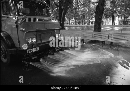 28 juin 1969 d'Oslo. Karl Johansgate à Oslo lors d'une chaude journée d'été. Voici un camion de pulvérisation qui rend le sol brillant. Photo: Par Ervik / actuel / NTB Banque D'Images