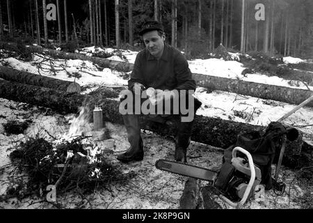 Eidskog février 1965. L'auteur, le parolier et l'enregistreur Hans Børli. Ici, il prend une pause dans les bois. Tronçonneuse à côté de lui. Brûle les feux de camp. Photo: Ivar Aaserud / courant / NTB Banque D'Images