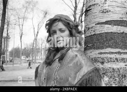 Oslo 19740427. L'artiste Inger Lise Rypdal fait ses débuts sur scène avec une collection de stubs de Prøysen qui est en cours de révision au Théâtre norvégien avec 'Do You Same Tonight' Inger Lise est né sur Skreia et a le dialecte et la voix. Ici photographié dans le centre d'Oslo. Sérieux, tir et boucles d'oreilles. Photo: Ivar Aaserud courant / NTB Banque D'Images