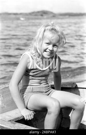 Sandefjord août 1970 Anita Hegerland, de Sandefjord, a atteint le sommet suédois de seulement neuf ans. Ici elle aime un bateau pendant les vacances d'été. Photo: Ivar Aaserud / courant / NTB Banque D'Images