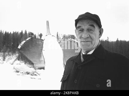 Oslo 19720115. Le « deuxième roi de ski » de Norvège avant la guerre, Johan Grøttumsbrunåten photographié à Holmenkollbakken. Il a remporté trois médailles d'or olympiques et trois médailles d'or de la coupe du monde ainsi que neuf trophées royaux et plusieurs autres prix. Il a reçu la médaille Holmenkoll en 1924. Photo: Ivar Aaserud courant / NTB Banque D'Images