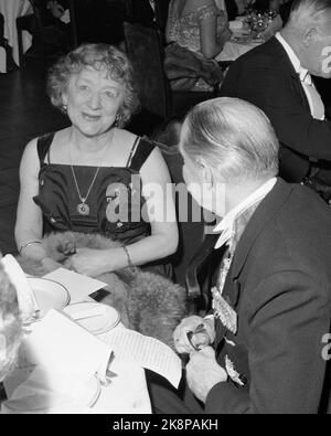 Oslo 19620301 Chat Noir Revy Theatre a 50 ans et marque cela avec une grande fête anniversaire à l'Hôtel Bristol. Ici, l'artiste de chants et de cabaret Lalla Carlsen aime avec les ordres de Rolf Stranger. Photo: NTB / NTB Banque D'Images