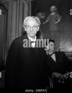 Oslo 19541102 Prix de la paix : Prix Nobel de la paix pour 1952 à Albert Schweitzer, médecin, missionnaire et fondateur de l'hôpital Lambarene au Gabon. (Le prix a été décerné en 1952, mais Schweitzer n'était pas présent au prix. Il s'est rendu en Norvège en novembre 1954. Ici Schweitzer à une conférence de presse sur 2 novembre 1954.) Photo: NTB / NTB / Jans Banque D'Images