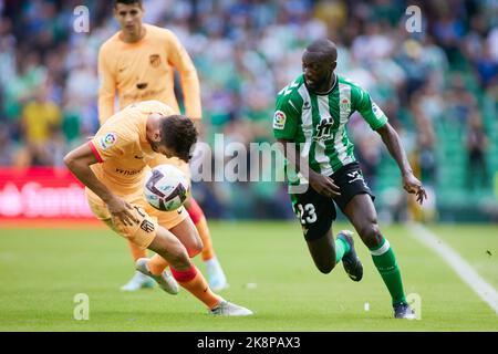 Saül Niguez de l'Atlético de Madrid et Youssouf Sabaly de Real Betis lors du championnat d'Espagne la Liga match de football entre Real Betis et Atlético de Madrid sur 23 octobre 2022 au stade Benito Villamarin à Séville, Espagne - photo: Joaquin Corchero/DPPI/LiveMedia Banque D'Images