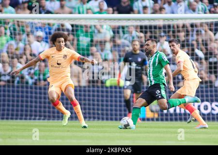 Borja Iglesias de Real Betis et Axel Witsel, Stefan Savic de l'Atletico de Madrid pendant le championnat espagnol la Liga match de football entre Real Betis et Atletico de Madrid sur 23 octobre 2022 au stade Benito Villamarin à Séville, Espagne - photo: Joaquin Corchero/DPPI/LiveMedia Banque D'Images