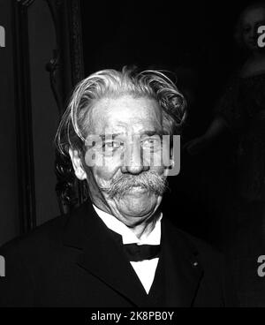Oslo, novembre 1954. 'ALBERT SCHWEITZER, som kom à Oslo 2. nov. Pour škvittere pour fredspreved med den obligatoriiske Nobel-talen, må ha følt varmen strømme mot seg helt fet øyeblikk han satte foten på perrongen på Østbanen. Utenfor stasjonen var det nesten comme folksomt som når en idrettsstjerne kommer hjem. Folk trengte seg på for šfå et glimt av denne store humanisten fafrikas urskog, mannen som ga avkall på den strålende karrière han rike intellektuelle og kunstneriske utrustning hadde sikret Ham, for slåss sykner sket skog skog skog skog slås slås burning. . Banque D'Images