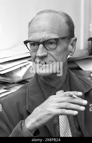 Oslo 1963. L'auteur Johan Borgen parle de ses méthodes de travail. Ici, il fume une cigarette. Photo; Ivar Aaserud / courant / NTB Banque D'Images