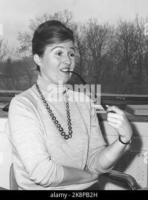 Oslo 19621117. Des tubes d'essai pour femmes célèbres spécialement conçus pour les femmes. Cette année, une usine de tuyaux norvégienne va vendre des bips aux femmes. La secrétaire du programme à la télévision, mette Janson, a choisi un soi-disant tube de télévision, et a déclaré qu'il goûtait bien. Son jugement révèle l'incertitude: Une pipe est bonne, mais pas la cigarette ... Photo: Ivar Storløkken Current / NTB Banque D'Images