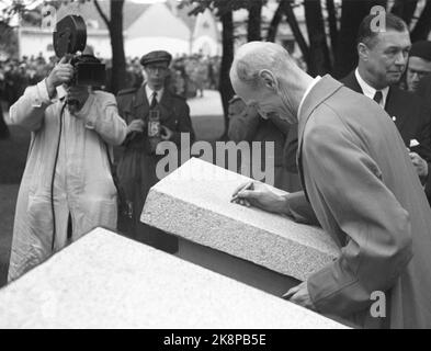 Svinesund 19460615. Le pont Svinesund à Halden, entre la Norvège et la Suède, est ouvert par le roi Haakon et le prince héritier Gustav Adolf, qui se rencontrent au milieu de la brosse de pont de 420 mètres de long. Ici, nous voyons le signe du Roi Haakon. Photo: Archives NTB / NTB Banque D'Images