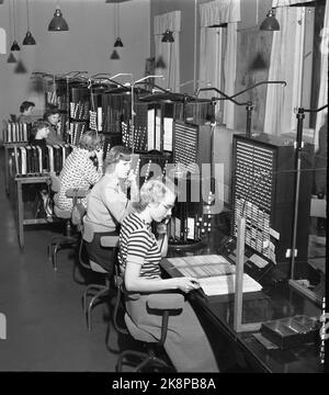 Oslo 19521014 des informations de l'Agence télégraphique 08. Les informations. Les femmes travaillent dans des tableaux de commutation à l'ancienne. PHOTO: VRAA / NTB / NTB Banque D'Images