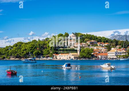 Église notre-Dame des neiges avec le mausolée de la famille Račić sur la colline au-dessus de la ville de Cavtat sur la côte dalmate de Croatie Banque D'Images