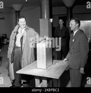 Oslo 19551003. Les élections municipales 1955. Le directeur du cirque, Arnardo, est le premier à voter à la mairie. Il vote ici. Photo: NTB / NTB Banque D'Images