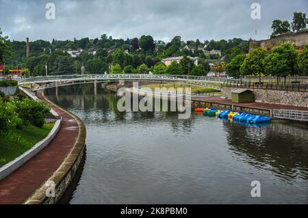 Vue aérienne sur le canal entouré d'arbres denses et de bâtiments à Saint Lo Banque D'Images