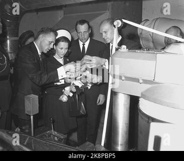 Solbergelva, Drammen 19680327: Durant la période d'engagement: Sonja Haraldsen, le prince héritier Harald et le roi Olav visitent Solberg Spinderi à propos de la Solbergelva à l'occasion de l'anniversaire de 150th. C'était la première tâche officielle de Sonja Haraldsen après l'engagement avec le prince héritier Harald. Banque D'Images