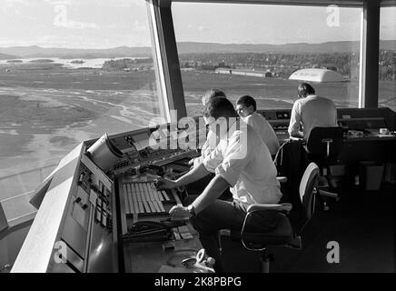 Fornebu 19711022 les contrôleurs aériens de la tour de Fornebu ont notifié une grève de deux jours. Ici, ils s'en vont avec les dernières tâches avant l'entrée en vigueur de la grève. Conducteurs d'avion au travail dans la tour. Photo: NTB / NTB Banque D'Images