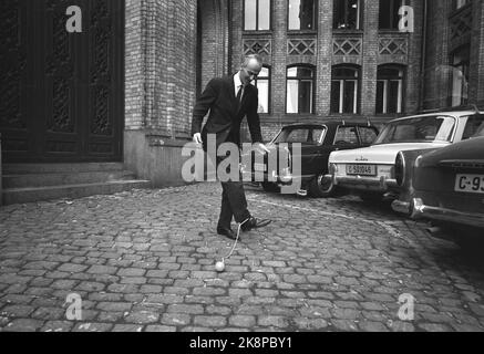 Oslo sur 13 mai 1967. Des célébrités essaient un nouveau jouet. Un nouvel ancien ravage le pays, l'anneau de Jenka. L'équipement se compose d'une bille en plastique à l'extrémité d'une corde attachée à un anneau. L'exercice est simple, mais exigeant: L'anneau est attaché à la jambe droite qui met le cordon en circulation. Ainsi, il est important de sauter avant d'obtenir les chevilles fusionnées comme le méchant dans un film agent. Voici le politicien Finn Gustavsen qui essaye avec hésitation. Photo: Ivar Aaserud / courant / NTB Banque D'Images