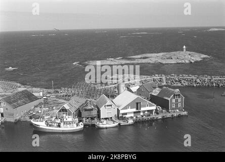 Ona 19720617. Le village de pêcheurs sur la côte de Romsdal est à une distance satisfaisante de tout ce qui a à voir avec les tracas et la ruée. Beaucoup ont quitté Ona ces dernières années. La troisième partie des maisons est vide. Pourtant, il y en a qui ne quittera jamais l'île. À propos de. Deux cents personnes vivent ici aujourd'hui. Le phare d'Ona est l'un des plus célèbres gars de la côte, qui décharge les gens de mer par une LED dangereuse. Photo: Sverre Børretzen courant / NTB Banque D'Images