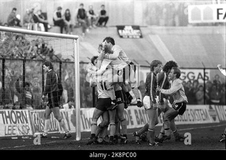 Oslo 19851020 Ullevaal Stadium. La finale de la tasse. Lillestrøm - Vålerenga 4-1. Ici, les joueurs de Lillestrøm applaudissent pour le score. Le Muggeby d'Espen dans l'objectif VIF est de découpler. Photo: Knut Odrås / NTB Banque D'Images