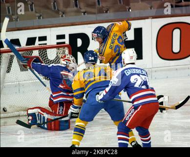 Dortmund Allemagne 19930428 A-World Cup en hockey sur glace. Quarts de finale Suède / États-Unis 5-2. Score suédois au n° 24 Andersson, assisté de Renberg. Photo. Calle Törnström / NTB / NTB Banque D'Images