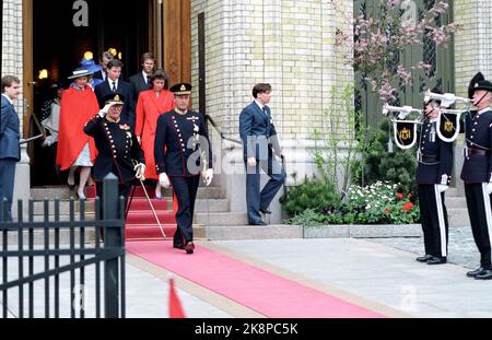 Oslo 19890516. Le mémorial du Storting à l'occasion de l'anniversaire de la Constitution de 175th. Le président de Storting, JO Benkow, tient le discours d'ouverture de la famille royale et d'autres invités pendant la solennité. Ici, la famille royale quitte le Storting après les vacances de mémoire. Par ex. Roi Olav qui salue, prince héritier Harald, derrière tv La princesse de la Couronne Sonja, Märtha Louise et le prince Haakon Magnus. Photo: Henrik Laurvik / NTB Banque D'Images