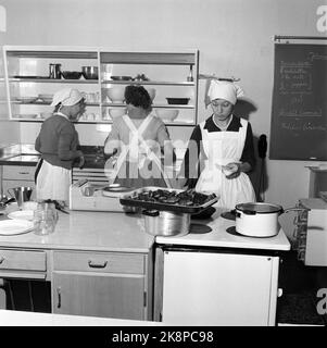 Oslo 1960. Écoles à Oslo. Visitez l'école Sandaker. Ici, les filles avec le tir et le tablier apprennent, la connaissance à la maison des tons d'un joueur de gramophone - lecteur de disque. Photo: Ivar Aaserud / courant / NTB Banque D'Images