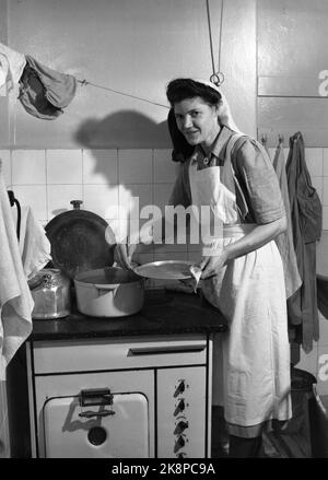 Oslo 1950107: La femme au foyer est une bonne aide pour obtenir quand la mère est malade. Ici, la femme au foyer est Solbjørg Slotvik Mat sur le poêle de la famille Gulbrandsen, la femme au foyer est en uniforme. Photo: NTB / NTB Banque D'Images
