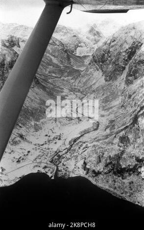 Folgefonn 19700110 sept hommes ont été tués dans des averses d'ouragan et des avalanches sous le Folgefonen. Ils étaient sur une étagère dans la montagne à mille mètres au-dessus de la ville de construction d'un bras du Maurangerfjord. Cinq jeunes hommes ont été victimes d'un accident et deux ont réussi à descendre dans la vallée pour obtenir de l'aide. Ici photo aérienne de la zone. Photo: Laurenvik NTB / NTB Banque D'Images