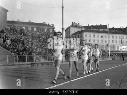 Oslo 19370926. Match terrestre dans la course entre la Norvège et la Suède à Bislett où Edgar Bruun a établi trois records du monde, 3000, 5000 et 10 000 mètres. Ici, Edgar Bruun avec le N° 11 sur la poitrine. Photo: NTB Banque D'Images