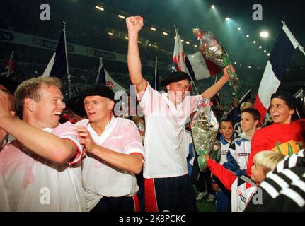 Oslo. Stade Ullevål. Norvège Suisse 5 - 0. Henning Berg (t.v.), Alf Inge Håland et Tore André Flo (t.H.H.) applaudissent ce soir le match de qualification de la coupe du monde entre la Suisse et la Norvège au stade Ullevaal. La Norvège a finalement gagné 5-0. Photo; Erik Johansen / NTB Banque D'Images