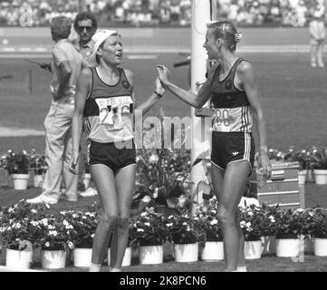 Los Angeles, 19840805. Les Jeux Olympiques de Los Angeles. Marathon pour les femmes. Grete Waitz (t.H.H.) qui a remporté la médaille d'argent avec Ingrid Kristansen qui est devenue no 4 pendant les Jeux Olympiques. Photo: Knut Nedrås NTB / NTB Banque D'Images