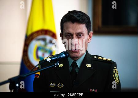 Bogota, Colombie, 24 octobre 2022. Le directeur de la police colombienne, le général Henry Sanabria, prend la parole lors d'une conférence de presse à Bogota, en Colombie, un jour après que son véhicule de cortège ait été attaqué lors d'une manifestation anti-gouvernementale, sur 24 octobre 2022. Photo de: CHEPA Beltran/long Visual Press Banque D'Images