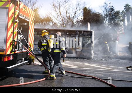 L'équipe de secours des pompiers arrive sur la scène des accidents de la circulation des autobus de passagers à bord d'un accident de voiture. Les pompiers se battent avec le feu sur la route. Accid Banque D'Images