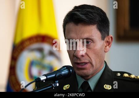 Bogota, Colombie, 24 octobre 2022. Le directeur de la police colombienne, le général Henry Sanabria, prend la parole lors d'une conférence de presse à Bogota, en Colombie, un jour après que son véhicule de cortège ait été attaqué lors d'une manifestation anti-gouvernementale, sur 24 octobre 2022. Photo de: CHEPA Beltran/long Visual Press Banque D'Images