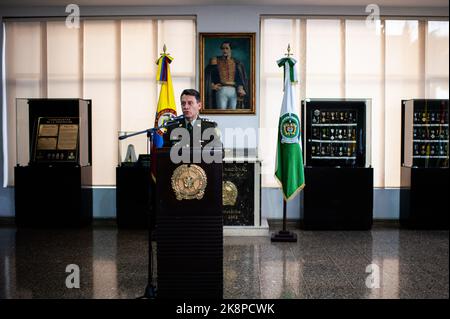 Bogota, Colombie, 24 octobre 2022. Le directeur de la police colombienne, le général Henry Sanabria, prend la parole lors d'une conférence de presse à Bogota, en Colombie, un jour après que son véhicule de cortège ait été attaqué lors d'une manifestation anti-gouvernementale, sur 24 octobre 2022. Photo de: CHEPA Beltran/long Visual Press Banque D'Images