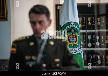 Bogota, Colombie, 24 octobre 2022. Le directeur de la police colombienne, le général Henry Sanabria, prend la parole lors d'une conférence de presse à Bogota, en Colombie, un jour après que son véhicule de cortège ait été attaqué lors d'une manifestation anti-gouvernementale, sur 24 octobre 2022. Photo de: CHEPA Beltran/long Visual Press Banque D'Images