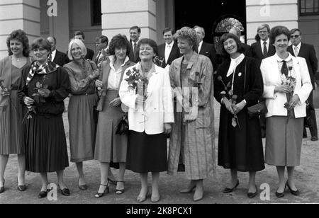 OSLO 19860509. Regjeringsskifte. Etter statsminister Kåre Willochs kabinettspørsmål i Stortinget 29.april 1986 gikk hans borgerlige regjering av, og kongen måtte be Gro Harlem Brundtland om šdanne ny regjering. Hun blir samtidig Norges første kvinnelige statsminister. Son den nye regjeringen - med statsminister Gro Harlem Brundtland i spissen - på Slottspassen. Kvinnene i regjeringen f.v. Anne-Lise Bakken, Kirsti Kolle Grøndahl, Vesla Vetlesen, Sissel Rønbeck, Gro Harlem Brundtland, Tove Strand Gerhardsen, Helen Bøsterud og Gunhild Øyangen. Mennene i regjeringen står bak, Bjarne Mørk Eid Banque D'Images