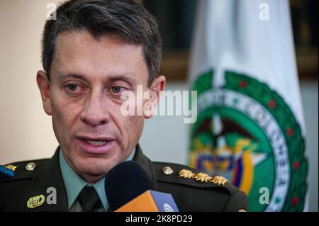 Bogota, Colombie, 24 octobre 2022. Le directeur de la police colombienne, le général Henry Sanabria, prend la parole lors d'une conférence de presse à Bogota, en Colombie, un jour après que son véhicule de cortège ait été attaqué lors d'une manifestation anti-gouvernementale, sur 24 octobre 2022. Photo de: CHEPA Beltran/long Visual Press Banque D'Images